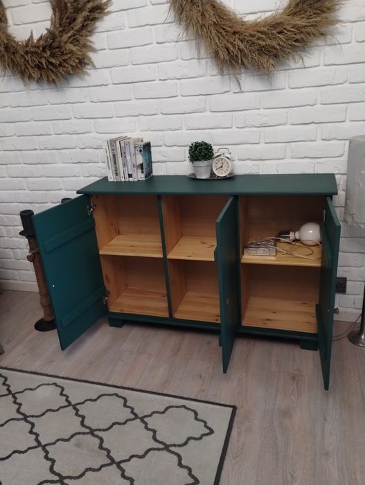 Zielona drewniana komoda