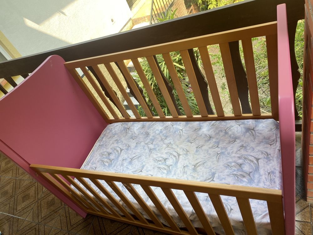 Cama de criança com colchão em bom estado de cobservação.