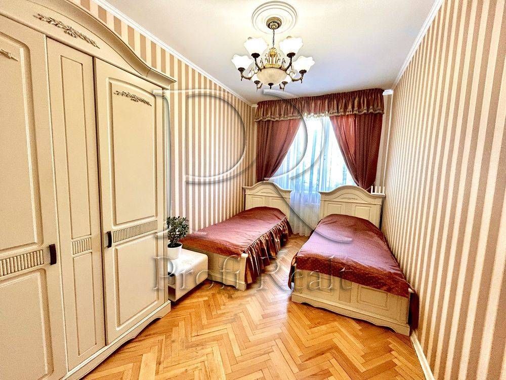 Продаж 3-х кім. квартири біля метро Святошино, по вул. Депутатські 4/6
