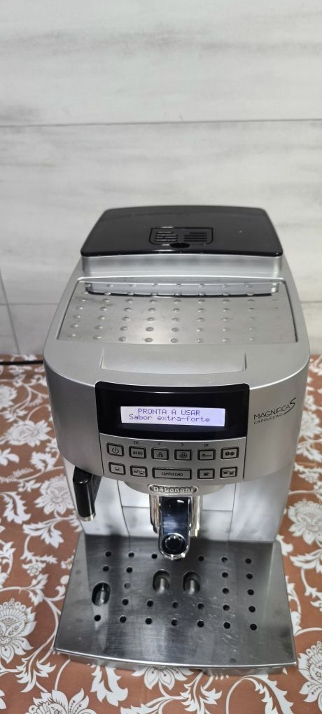 Máquina  café delonghi magnífica S cappuccino