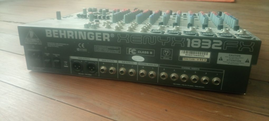 Mesa de som Behringer Xenyx 1832 FX sempre usada em sala de ensaio