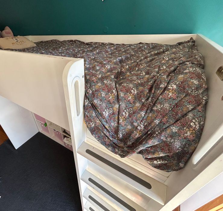 Cama alta IKEA SMÄSTAD com roupeiro e estante embutidos + quadriculas