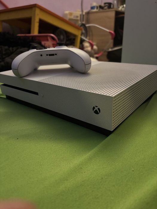 Xbox one s 1TB + pad + gta v