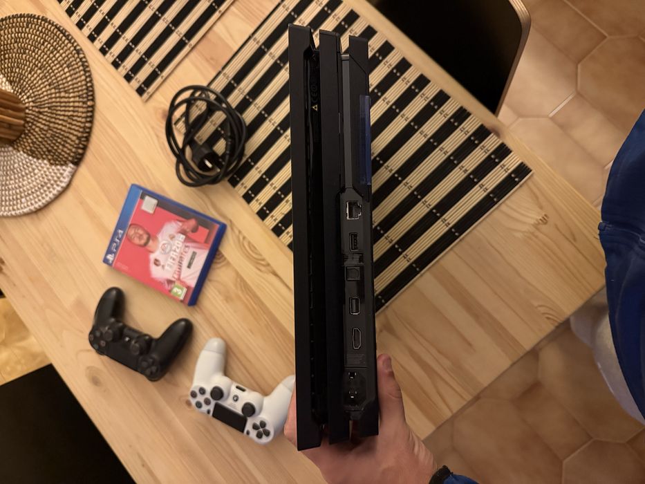 PS4 Pro 1TB (CUH-7016B) + 2 comandos + Fifa 20