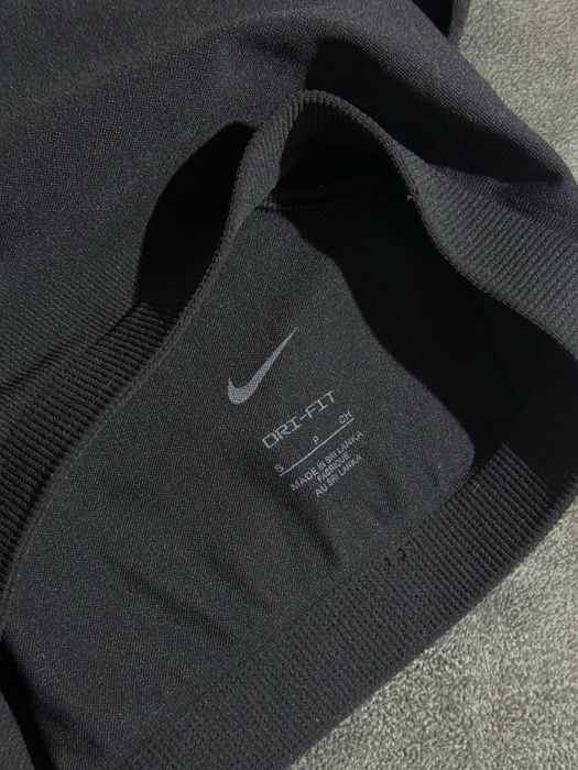 Чорний жіночий топ Nike спортивний бюстгальтер