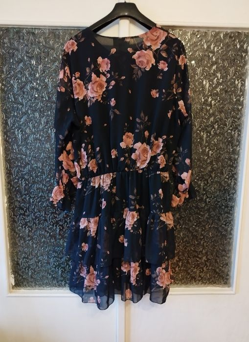 Sukienka czarna w róże plus size bianca Black rose