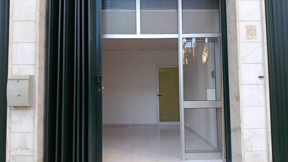 ARRENDO armazem com Gabinetes e estacionamento