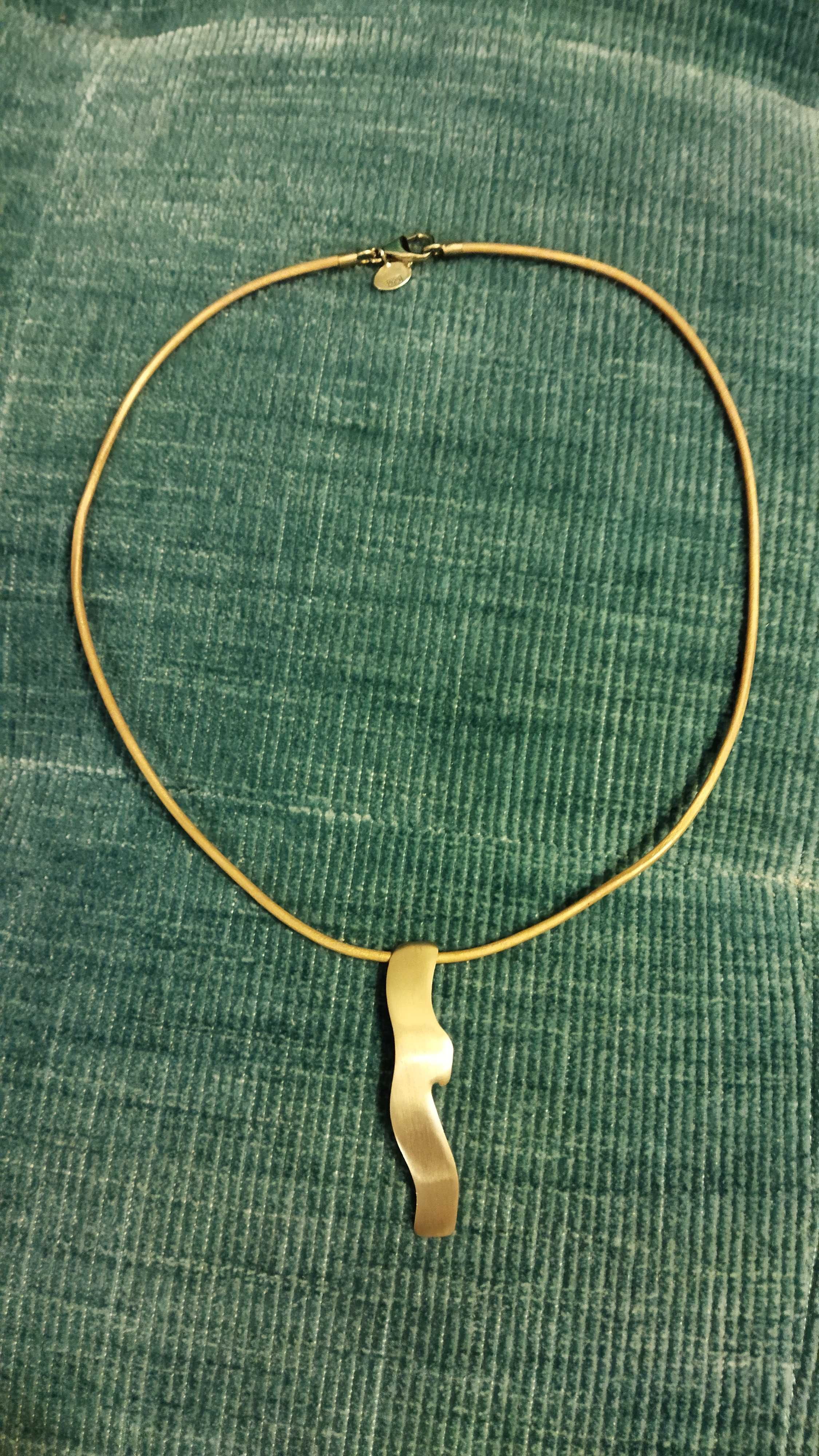 Gargantilha em couro dourado com pendente em prata dourada