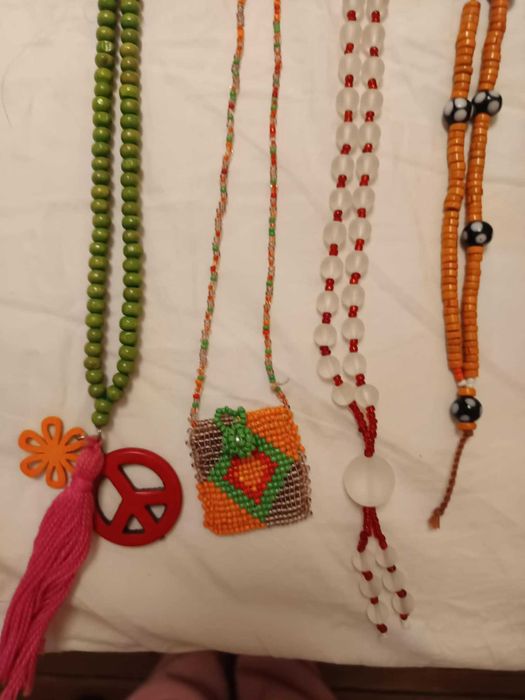 Conjunto de 16 colares de vários modelos e tamanhos