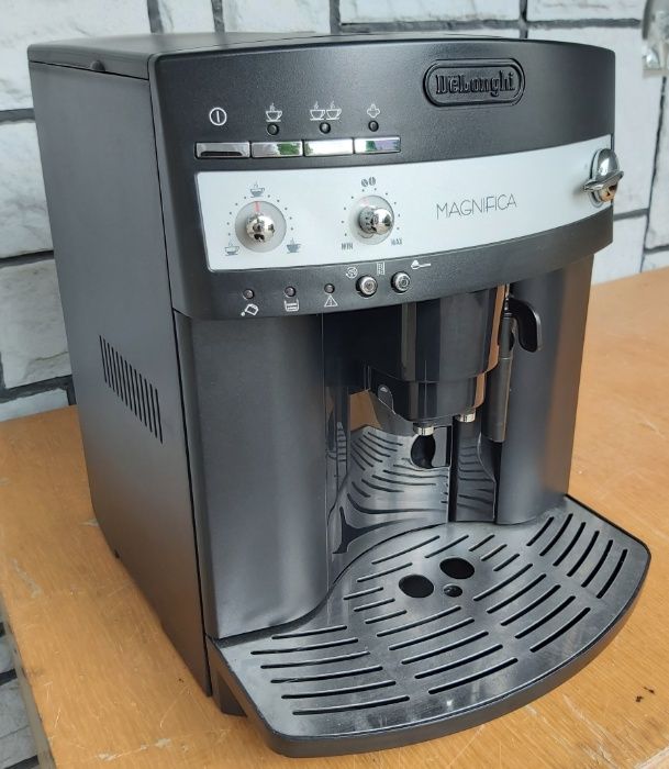 Кофемашина кофеварка Делонги Delonghi ESAM 3200 B черная б/у