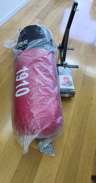 Saco de boxe com suporte e luvas