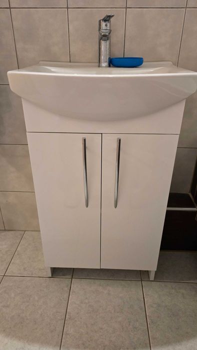 Umywalka z białą szafką + bateria umywalkowa