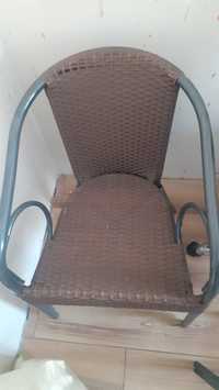 Oddam krzesła ogrodowe ratanowe uszkodzone