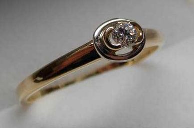 Złoty pierścionek z diamentem ciekawa oprawa brylant 0,12 ct.