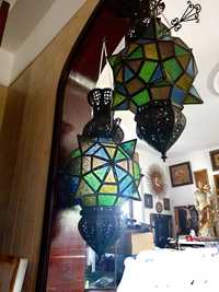 2 fantasticas antigas lanternas orientais em ferro e vidro colorido