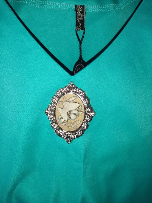 Костюм двойка з оригінальною брошкою