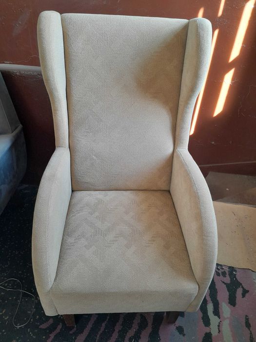 Sofá beje claro, de exposição