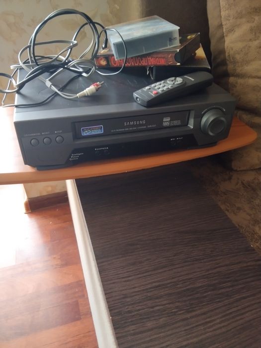 Видеомагнитофон SAMSUNG SVR-537. Пульт, кассеты.