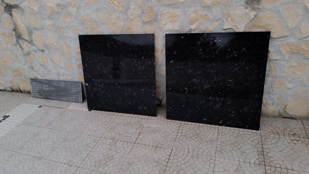 Azulejos grandes preto..
