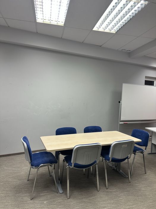 Stół konferencyjny z krzesłami