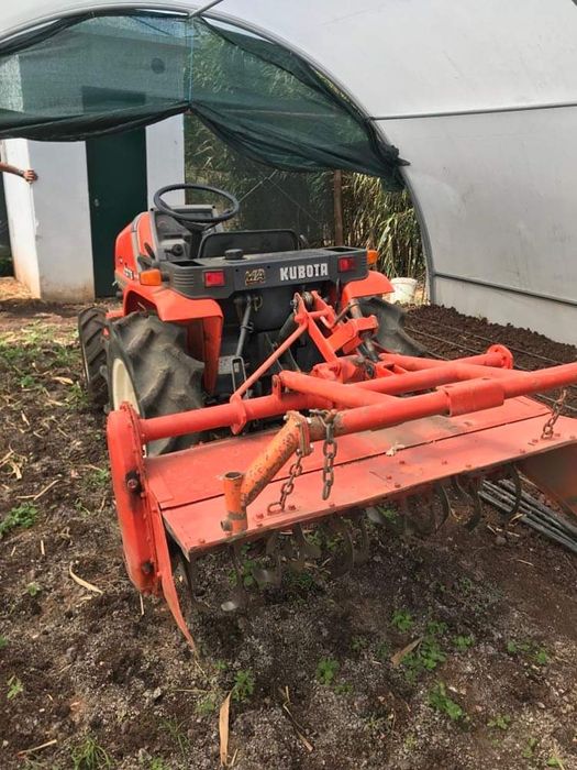 Trator Kubota 4x4 com frese