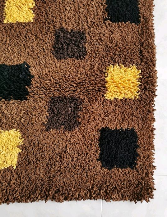 Tapete camel com preto e amarelo