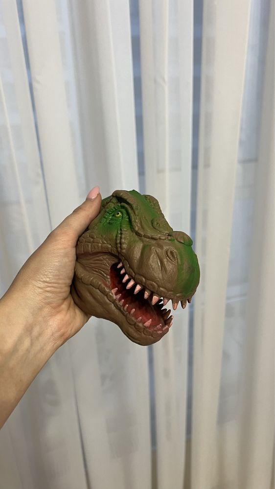 Голова динозавра на руку