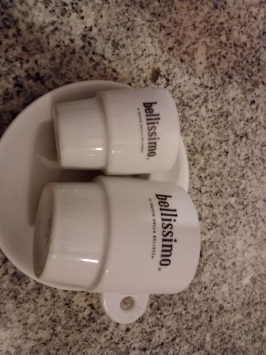 Chávenas de café e meia de leite