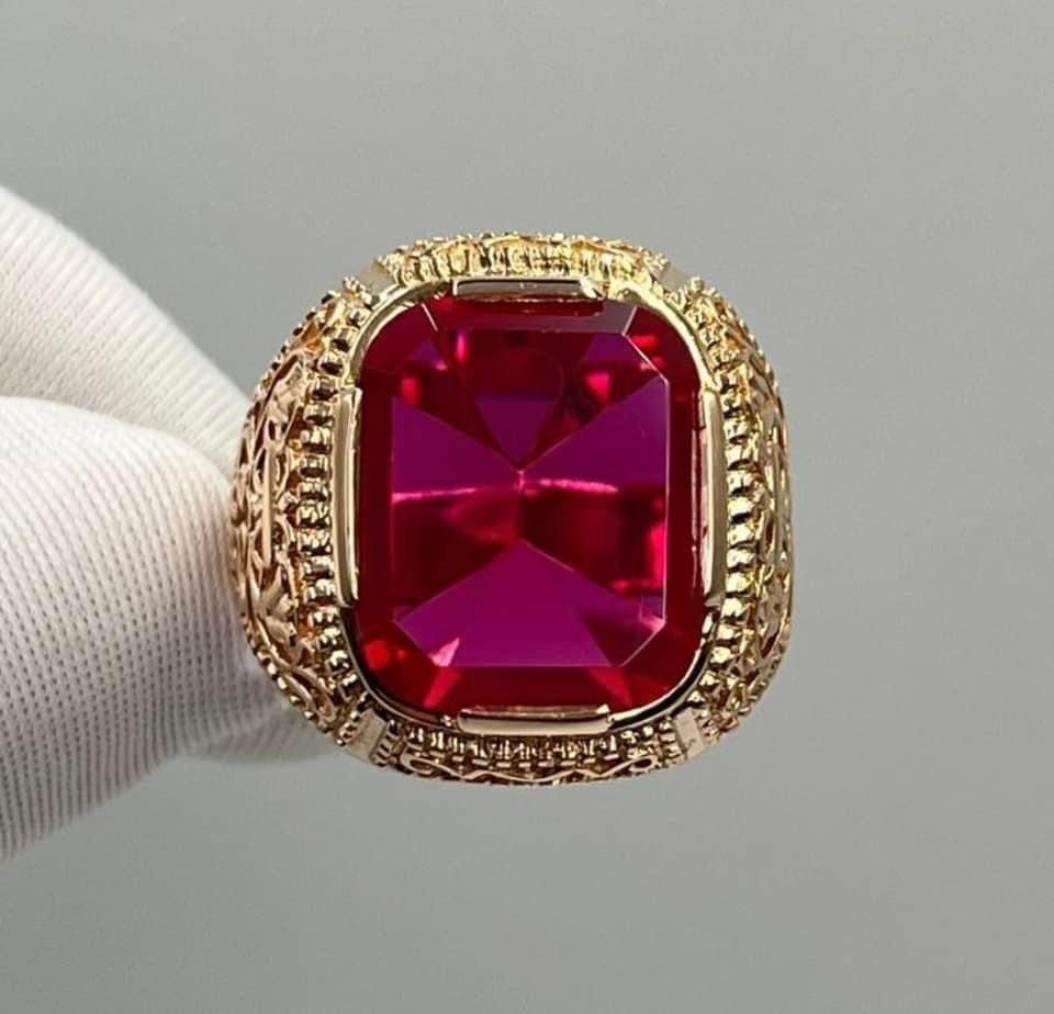 Мужской перстень золото 585 с цирконием рубинового цвета