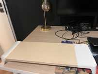 Suporte/base para monitor em madeira com carregador sem fios