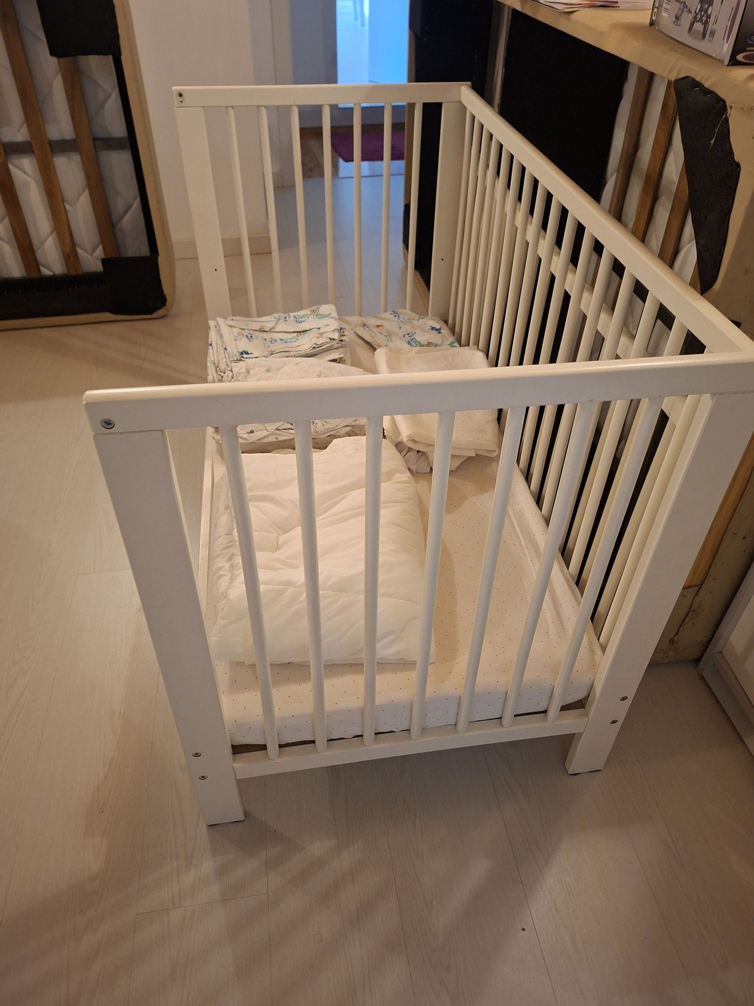 Cama de grades criança com colchao e roupa incluida