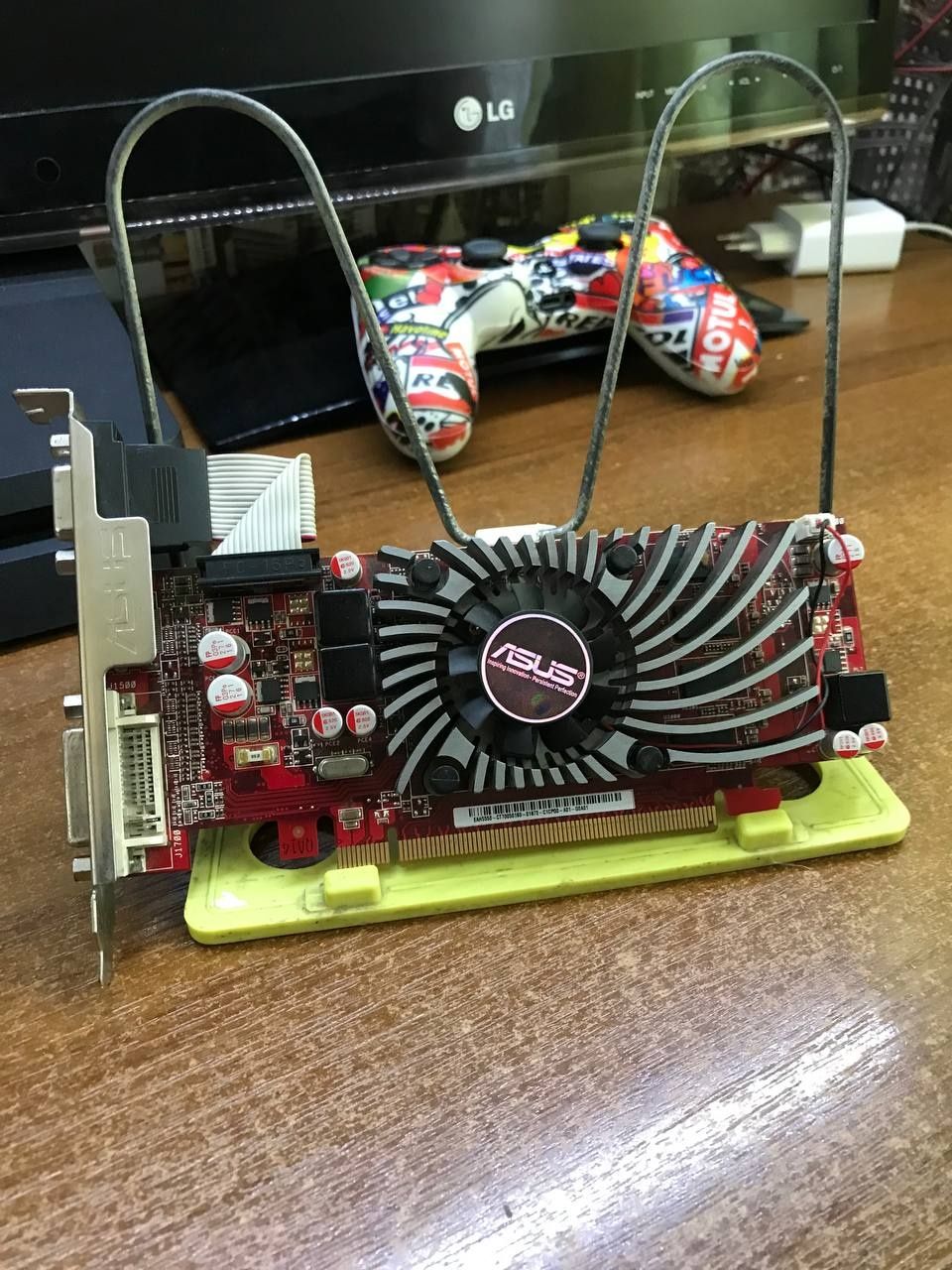 Продам видеокарты Radeon HD 6450, Radeon HD 5550, Nvidia Quadro FX580.