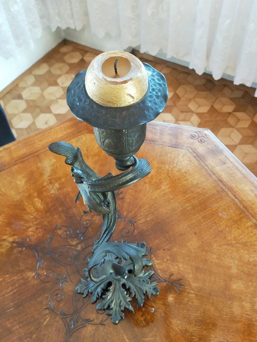 Antyczny świecznik w kształcie liścia akantu