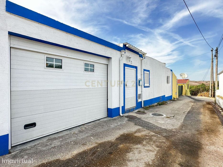 Moradia T2 (transformada em T3+1) com anexo e logradouro