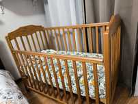 Cama bebé em pinho maciço.