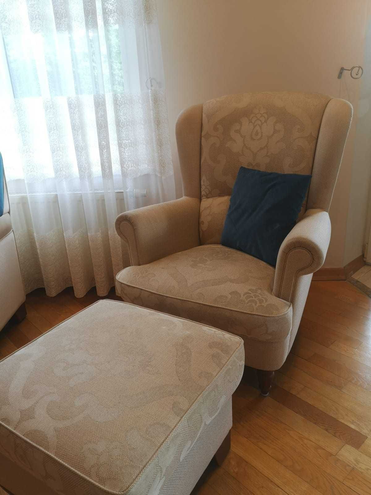 kanapy + fotel z podnóżkiem i ława - piękny zestaw salonowy