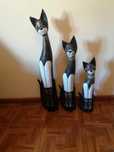 Três gatos em madeira