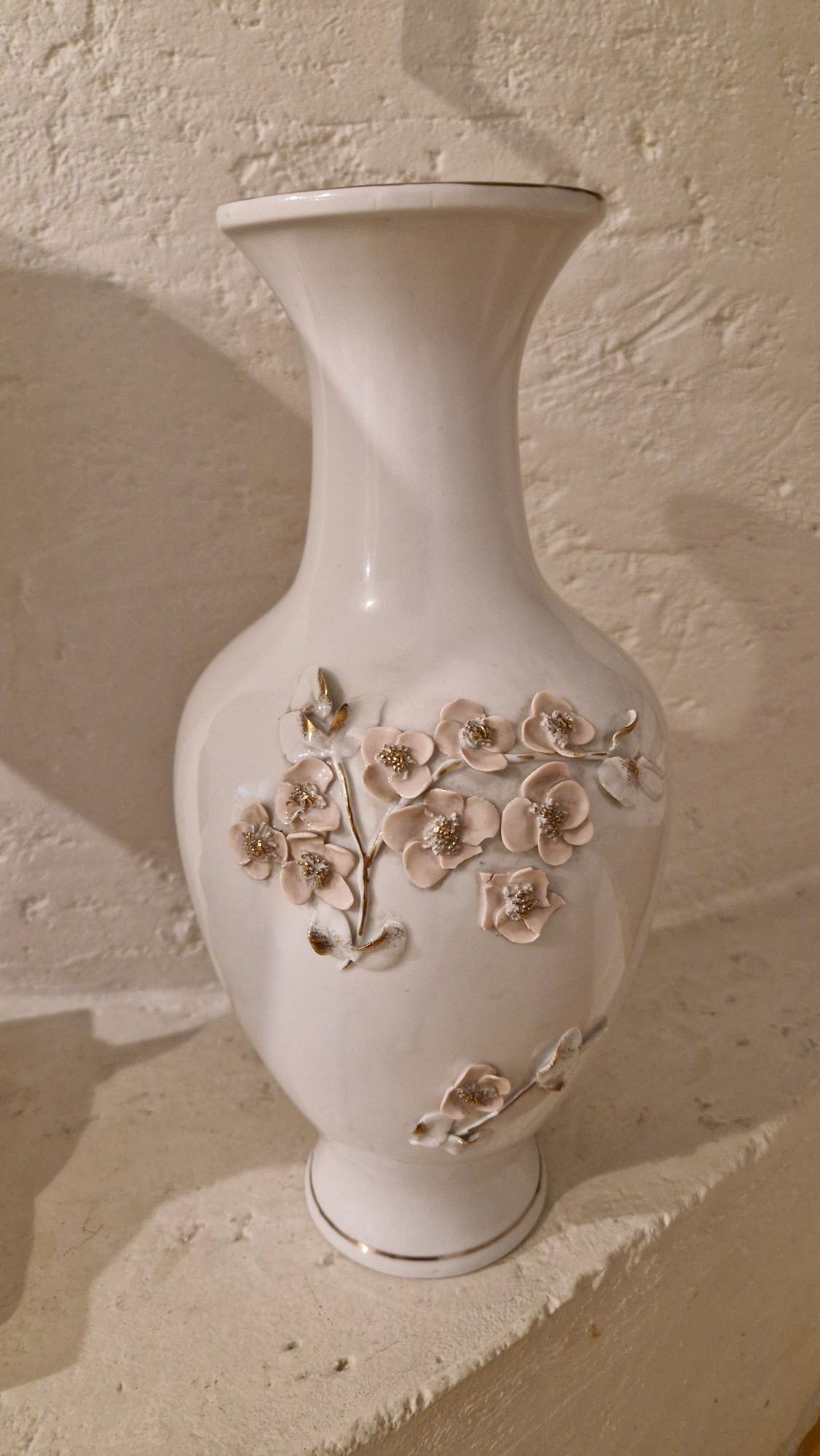 Stary WAZON z wypukłymi kwiatkami z porcelany ecru "Line porcelain"