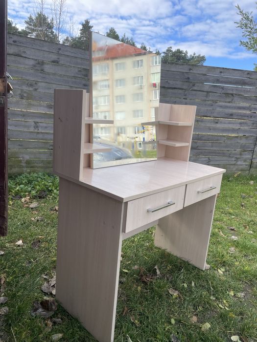 Столик косметичний