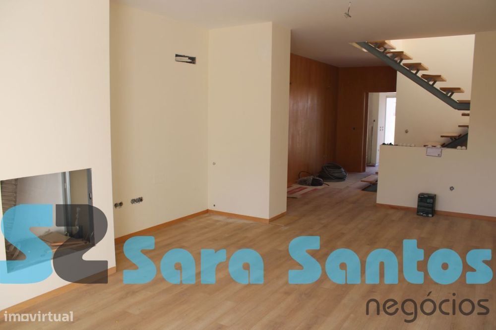 Moradia T4 Nova 3 Frentes C/ 2 Suites aos Carvalhos-Vila Nova Gaia