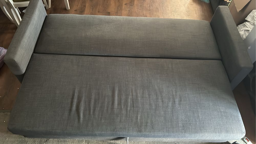 Sofá cama com espaço para arrumação por baixo