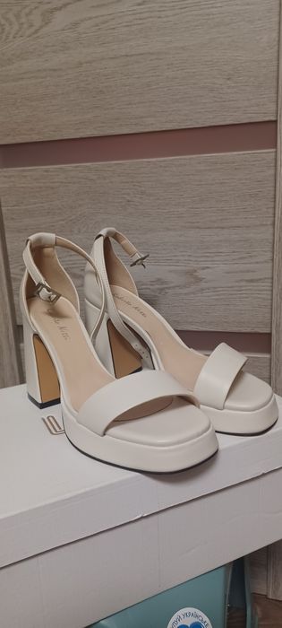 Босоніжки шкіряні