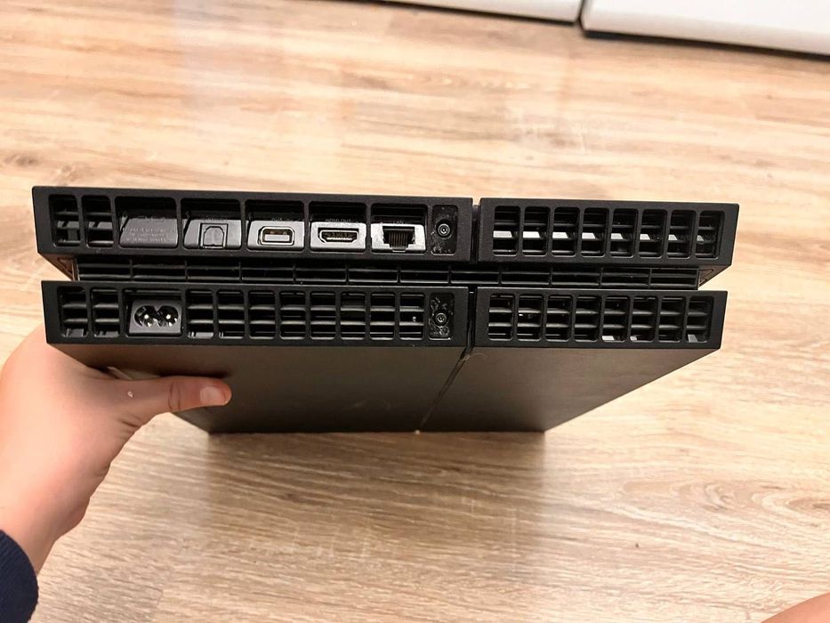 PS4 Slim 1TB — як нова, в комплекті 3 гри, тиха