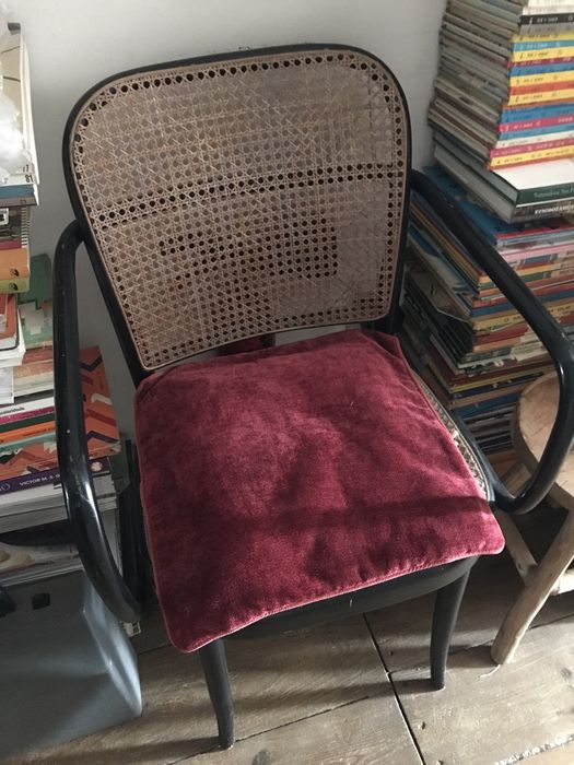 Cadeira de costura antiga para quarto de criança