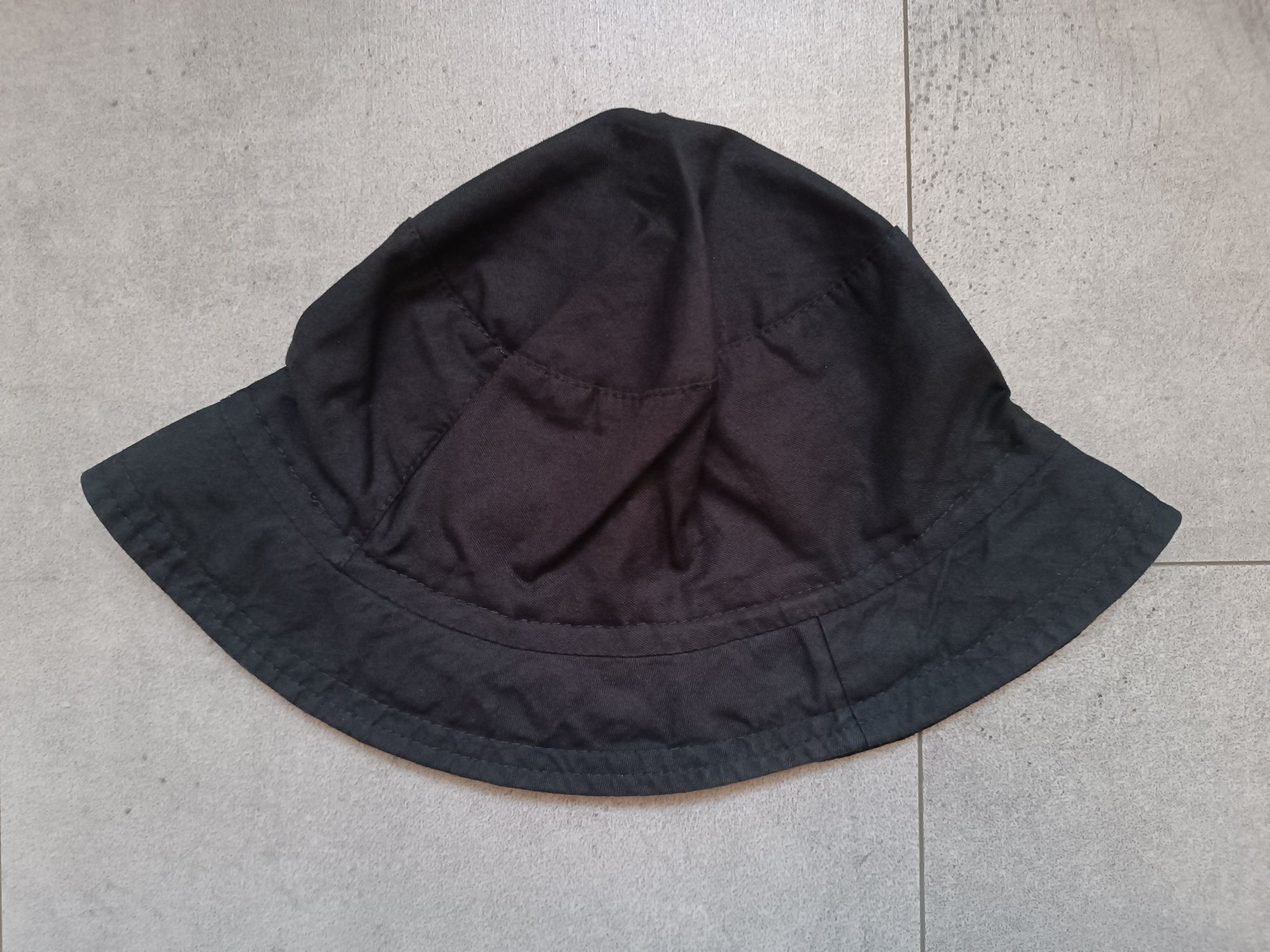 Czarny bucket hat