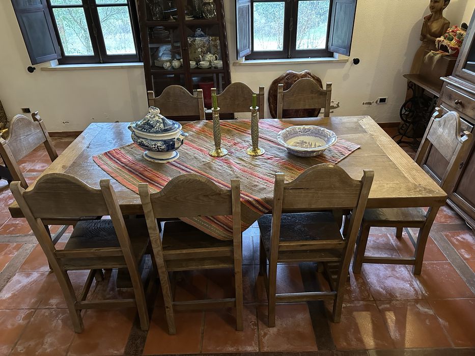 Mesa grande de sala com cadeiras