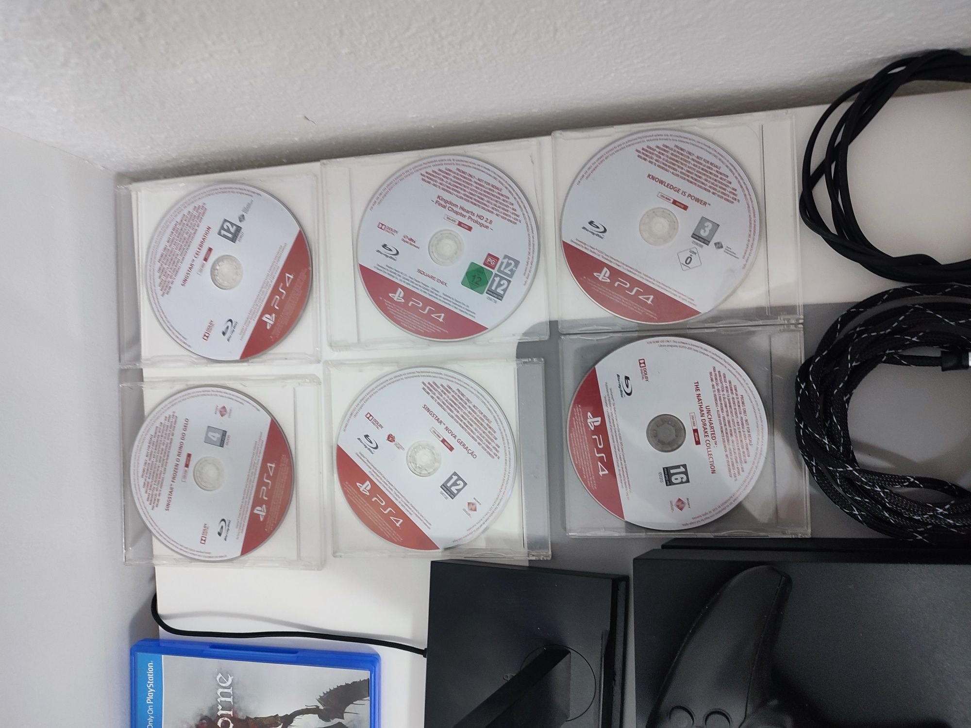 PS4 com extras (comandos,suportes,jogos)