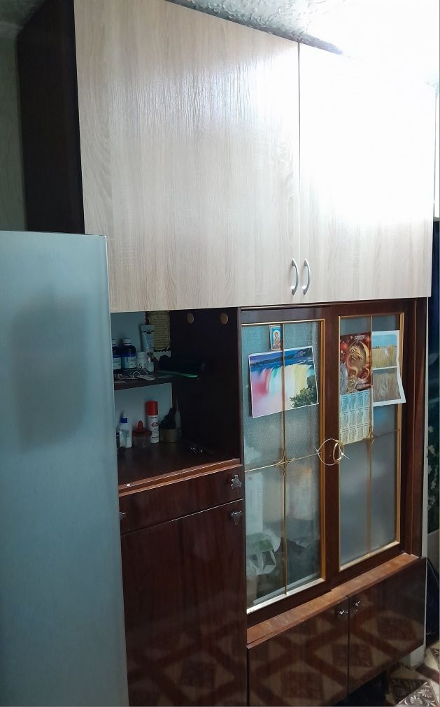 Диван, кухонный уголок, шкаф, стол, тумбочка
