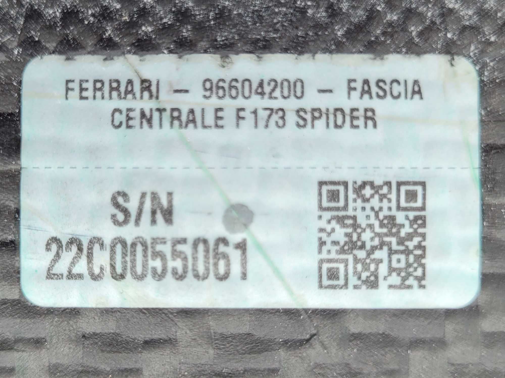 Ferrari SF90 Spider - osłona tylna panel listwa wnętrza trim CARBON