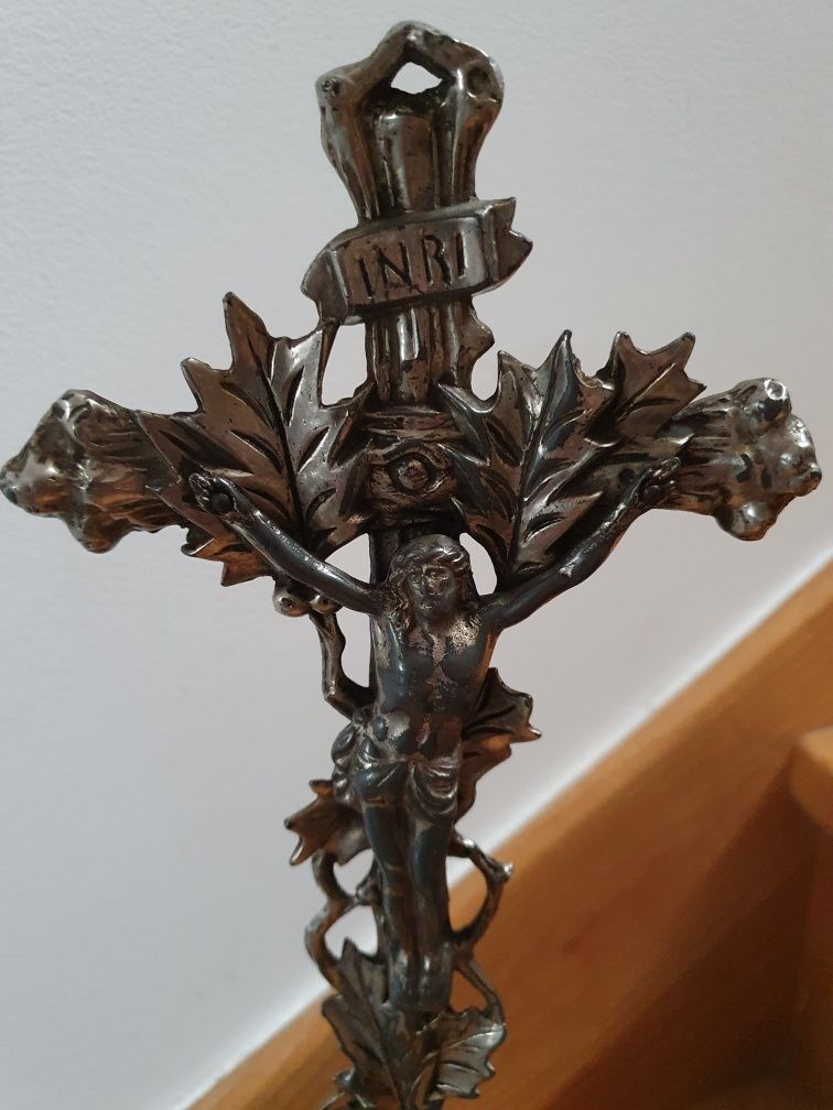 Stary krzyż stojący krucyfiks